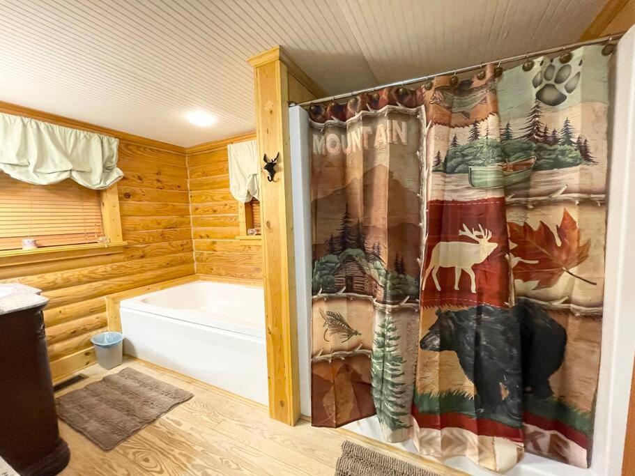 One of a Kind Rustic Log Cabin near Bryce Resort - Large Game Room - Fire Pit - Large Deck - BBQ photo 4