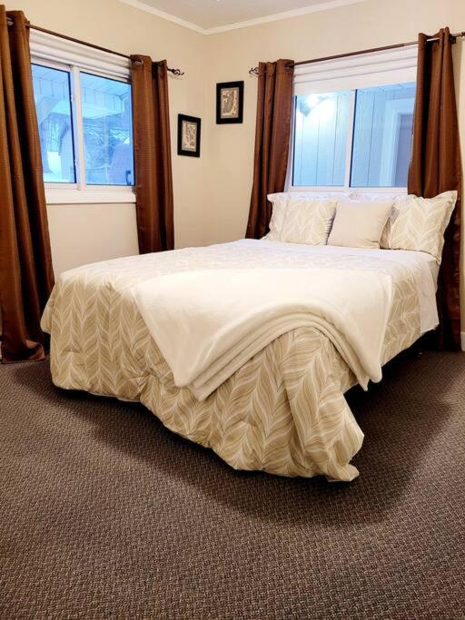 Pines Bay Waterfront cottage with Hot tub! photo 2
