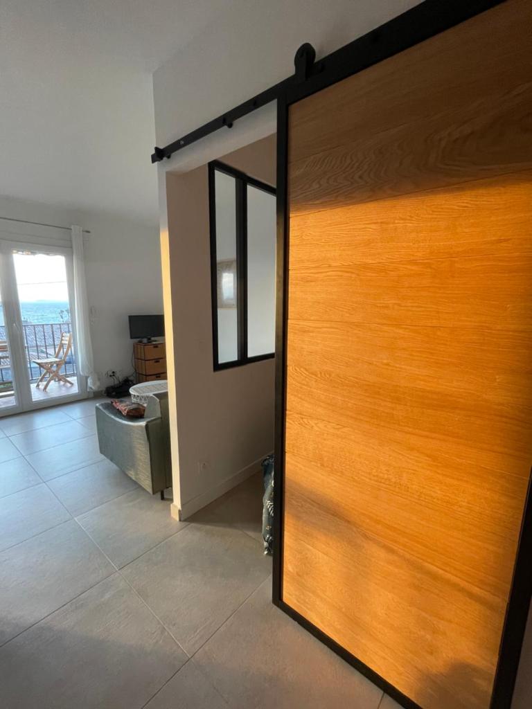 Appartement cosy vue mer à 50 m de la plage - refait à neuf et climatisé - Tap to explore photos