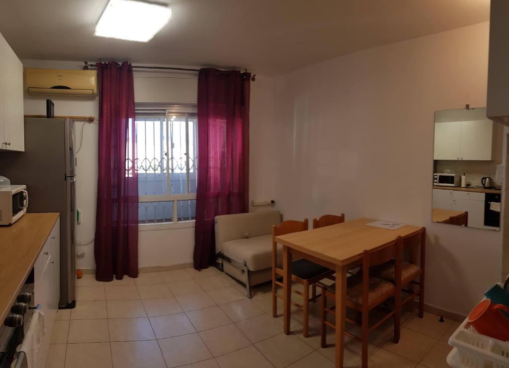 Cozy Flat with Parking well-placed near TLV Airport photo 2