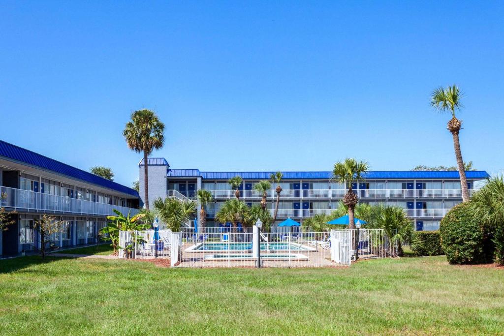 Days Inn by Wyndham Orlando Downtown image