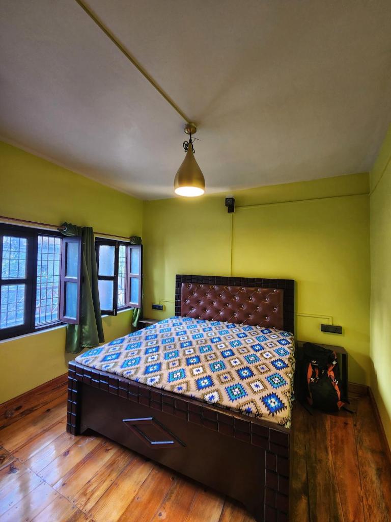 Yellow House photo 2