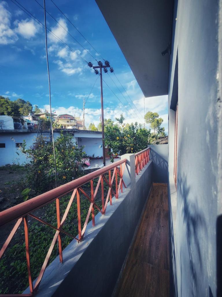 Yellow House photo 3