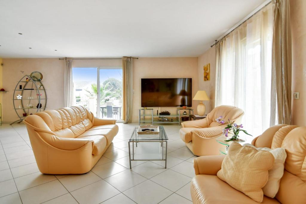 Nice and calm villa with pool nearby Sète - Welkeys photo 3