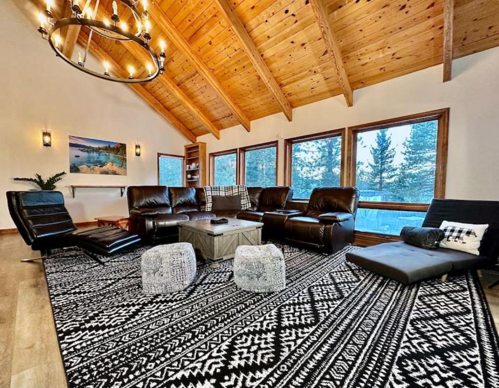 3-Story Winter Wonderland photo 1