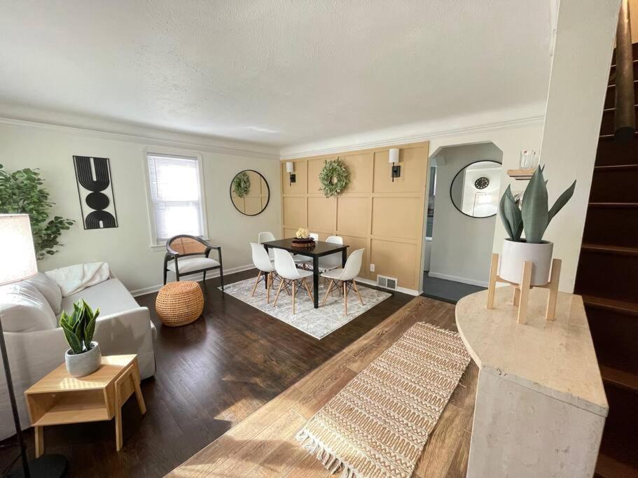 New! Cozy 4-bedroom w/ free parking. Dogs welcome! photo 1