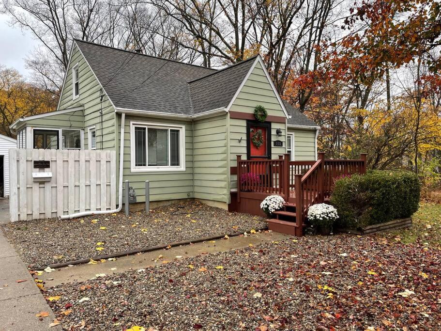 New! Cozy 4-bedroom w/ free parking. Dogs welcome! photo 2