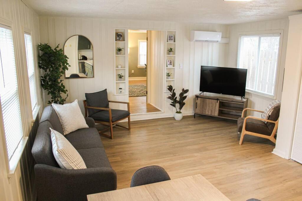 New 1-bedroom Bungalow! 4 miles to CLE photo 1