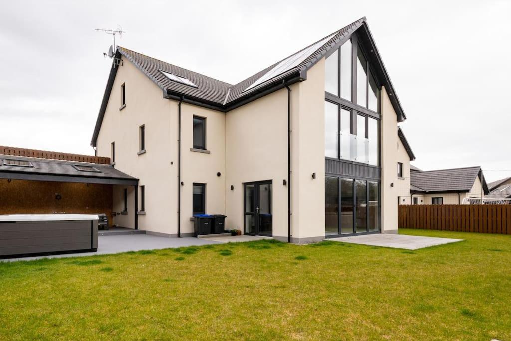 Modern house with hot tub, perfect night away!