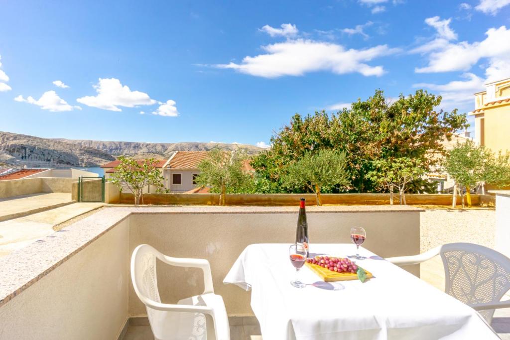 Reful Top modern facility with large terrace or balcony photo 3