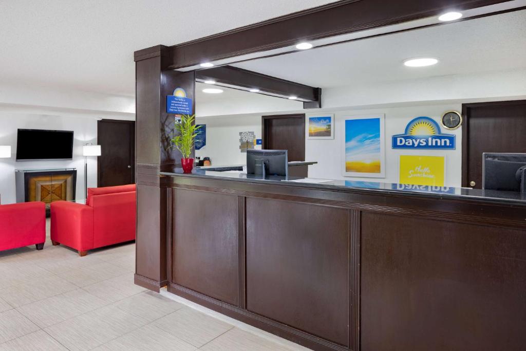 Days Inn by Wyndham Pensacola I-10 photo 2