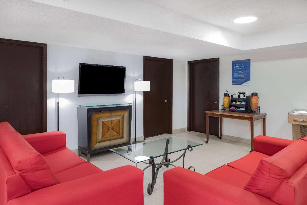 Days Inn by Wyndham Pensacola I-10 photo 3
