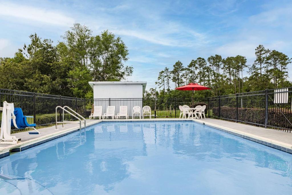 Days Inn by Wyndham Pensacola I-10 photo 4