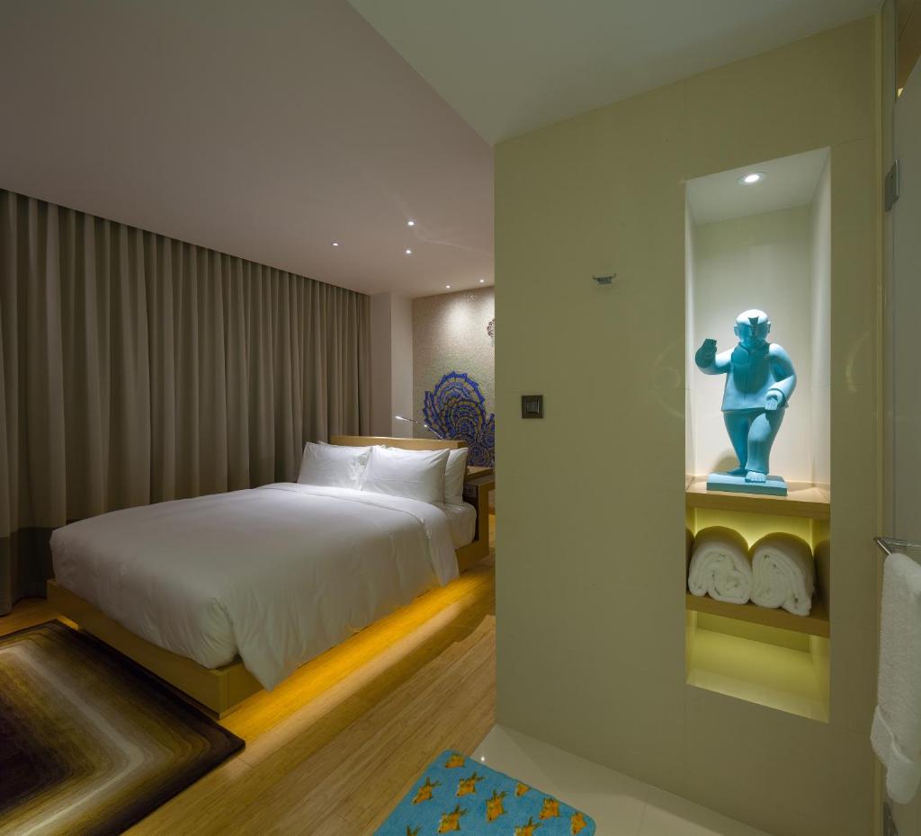 Hotel Indigo Hong Kong Island, an IHG Hotel photo 2