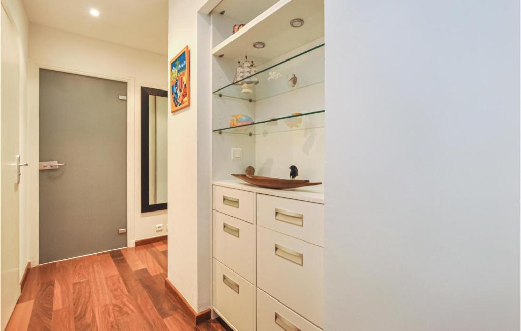 Awesome Apartment In Cannes With Wifi, Outdoor Swimming Pool And Swimming Pool photo 4