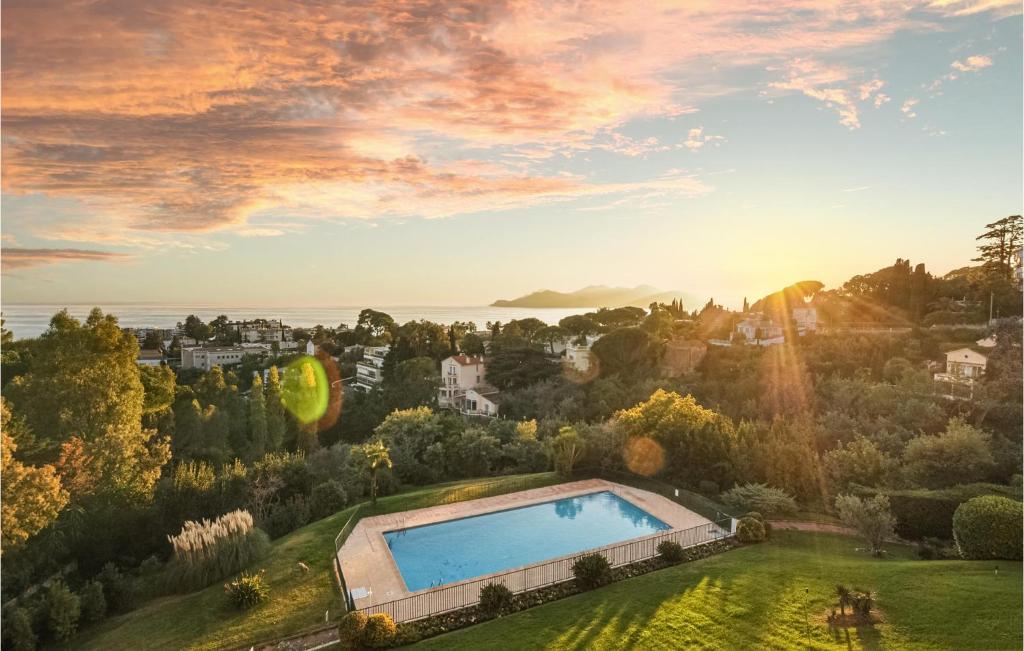 Awesome Apartment In Cannes With Wifi, Outdoor Swimming Pool And Swimming Pool