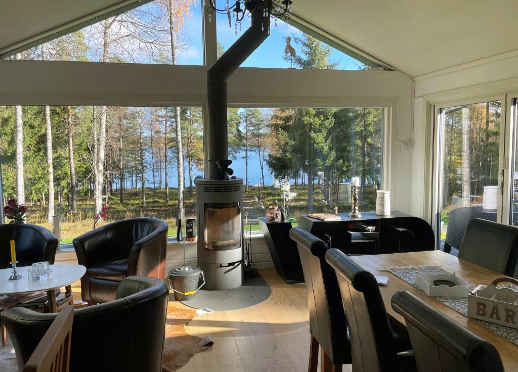 Lovely holiday home with its own lake plot and panoramic view of Rasjon