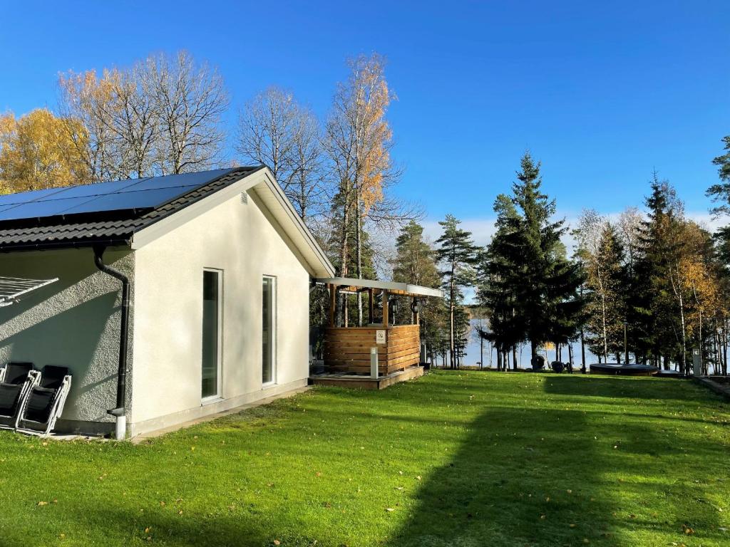Lovely holiday home with its own lake plot and panoramic view of Rasjon photo 2