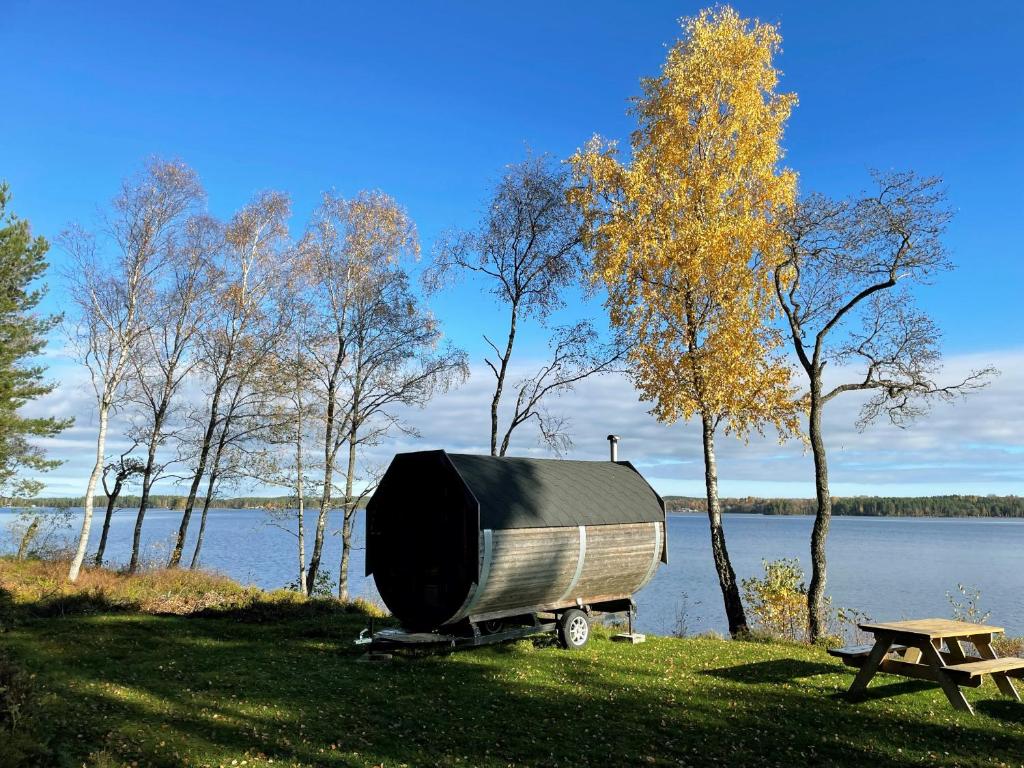 Lovely holiday home with its own lake plot and panoramic view of Rasjon photo 3