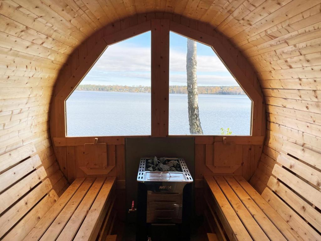 Lovely holiday home with its own lake plot and panoramic view of Rasjon photo 4