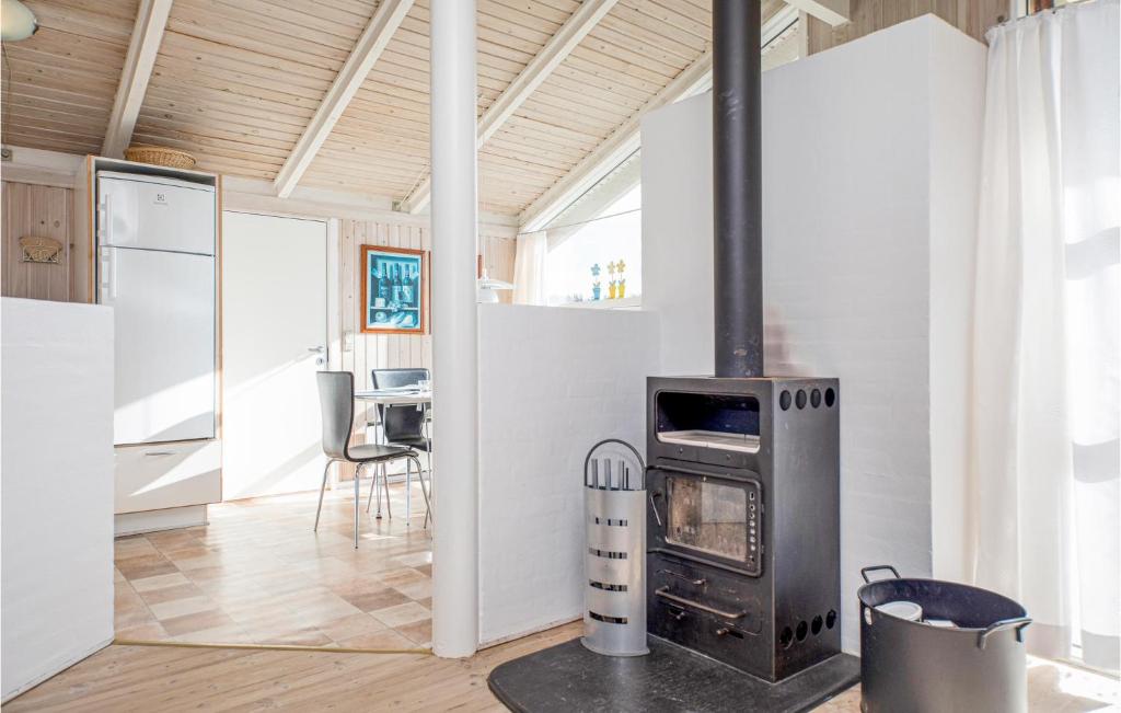 Amazing Home In Hjrring With 3 Bedrooms, Sauna And Private Swimming Pool photo 4