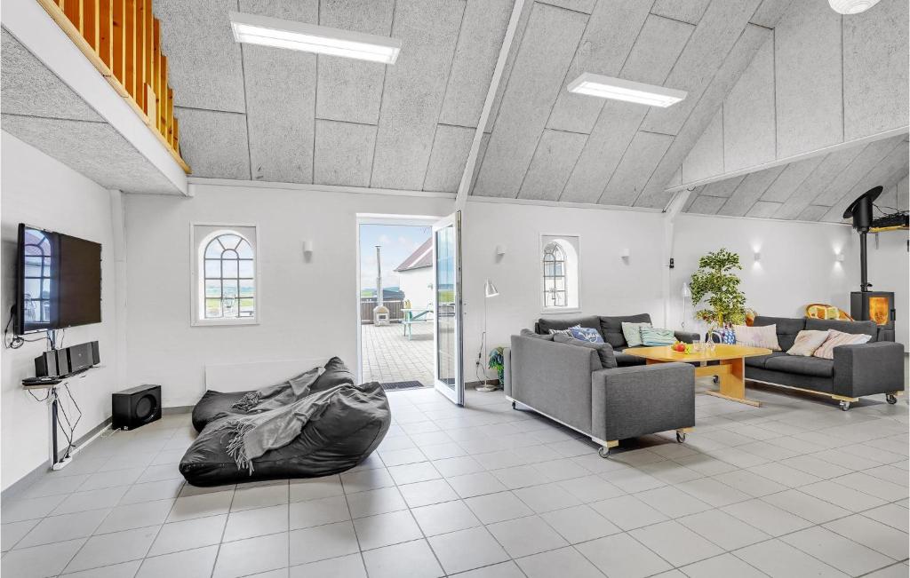 Beautiful Home In Thyholm With 5 Bedrooms And Wifi photo 3