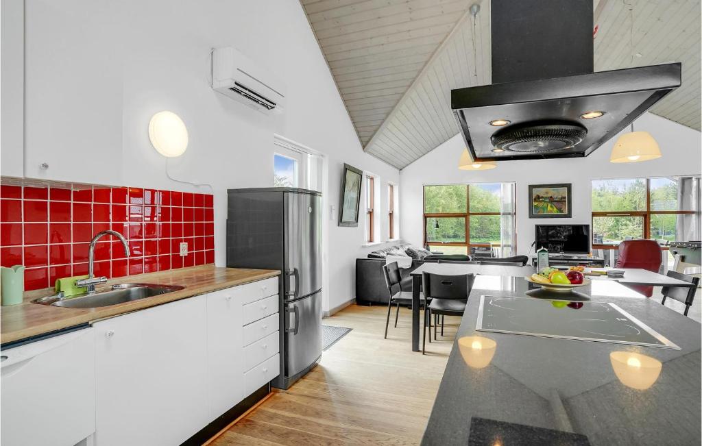 Awesome Home In Thyholm With 3 Bedrooms, Sauna And Wifi photo 2