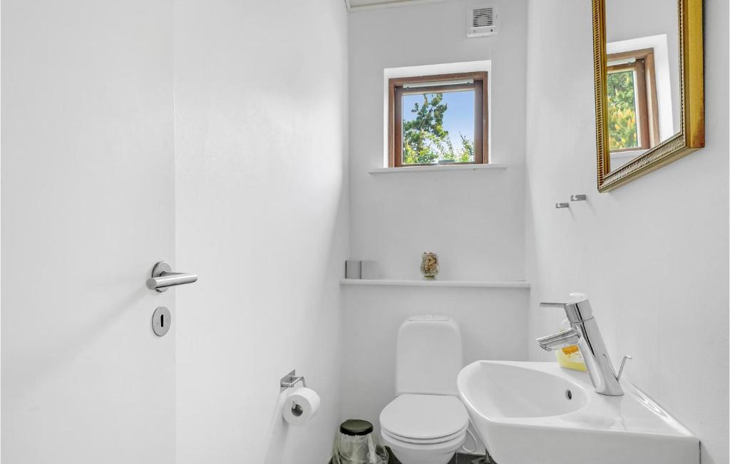 Awesome Home In Thyholm With 3 Bedrooms, Sauna And Wifi photo 4