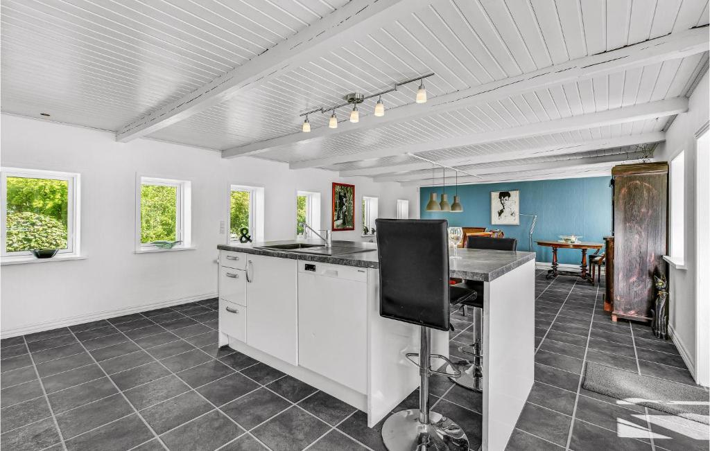 Awesome Home In Thisted With 5 Bedrooms And Wifi photo 3