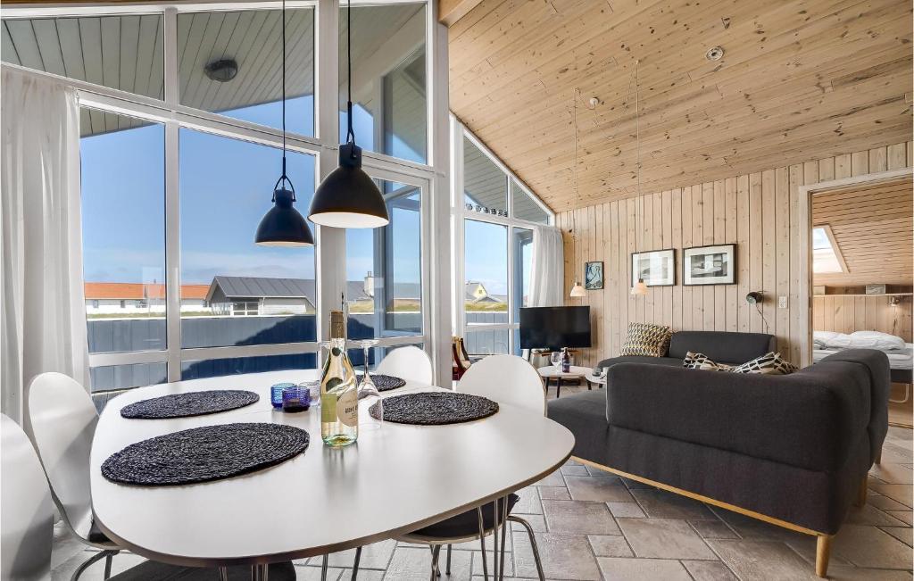 Amazing Home In Frstrup With 4 Bedrooms, Sauna And Wifi photo 4