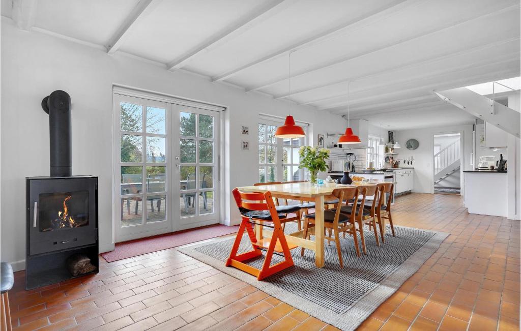 Awesome Home In Glesborg With 4 Bedrooms And Wifi photo 2