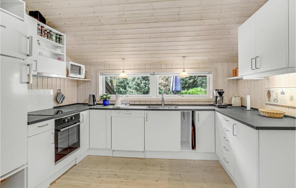 Amazing Home In Nex With 4 Bedrooms, Sauna And Wifi photo 3
