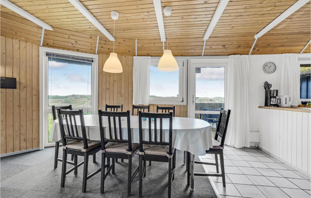 Awesome Home In Vejers Strand With Wifi, Private Swimming Pool And Indoor Swimming Pool photo 3