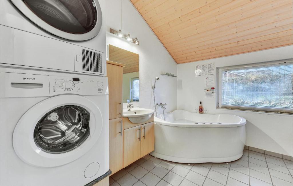 Beautiful Home In Vinderup With 5 Bedrooms, Sauna And Wifi photo 3