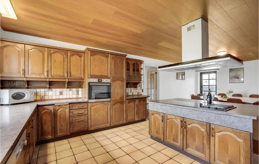 Awesome Home In Hanstholm With 5 Bedrooms And Wifi photo 2
