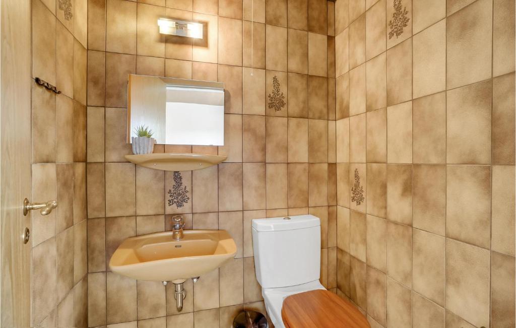 Awesome Home In Hanstholm With 5 Bedrooms And Wifi photo 4