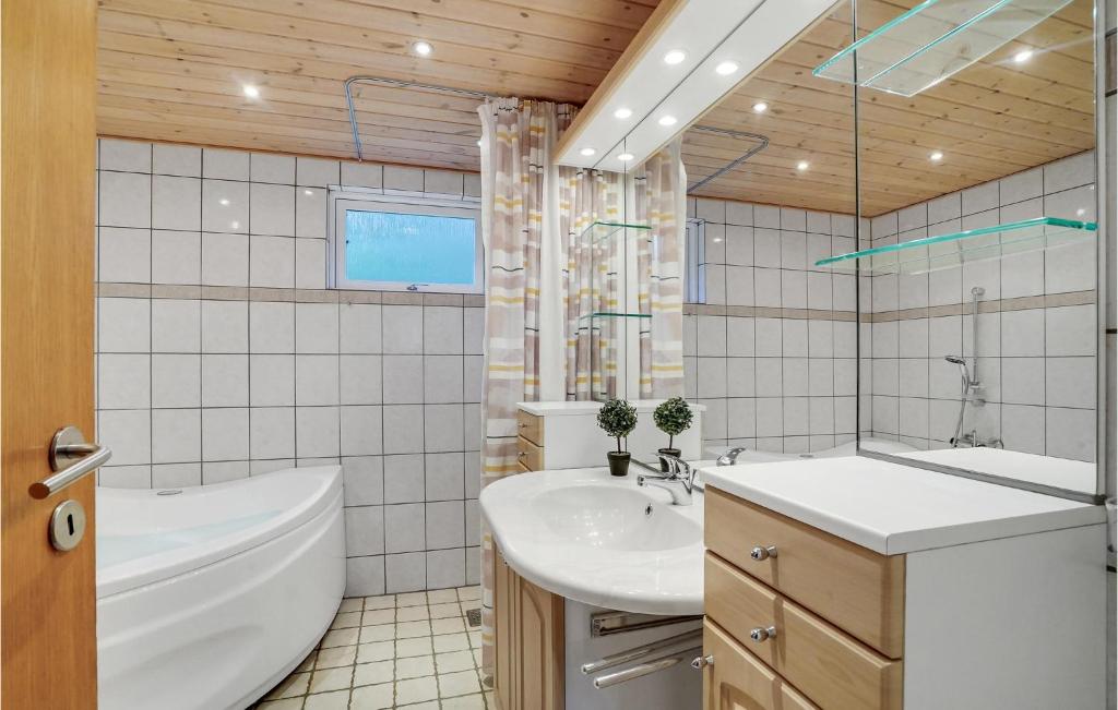 Awesome Home In Ringkbing With 3 Bedrooms And Wifi photo 2