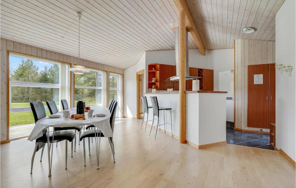 Beautiful Home In Hadsund With 4 Bedrooms And Wifi photo 2