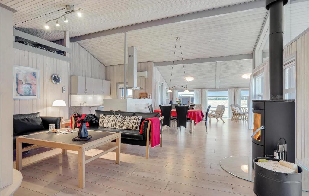 Stunning Home In Hadsund With 4 Bedrooms, Sauna And Wifi photo 2