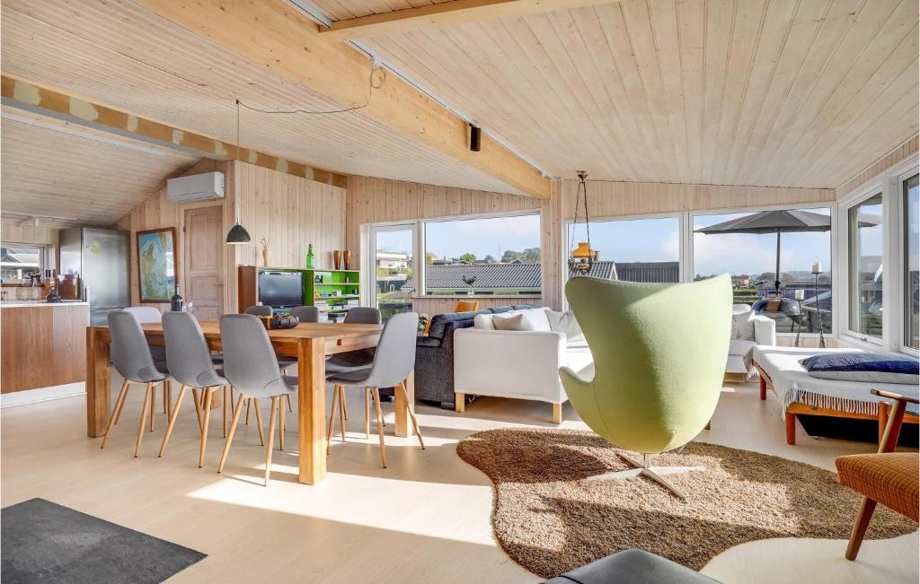 Amazing Home In Rnde With 4 Bedrooms And Wifi photo 2