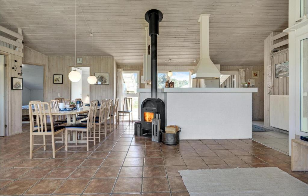 Nice Home In Blokhus With 4 Bedrooms, Wifi And Indoor Swimming Pool photo 4