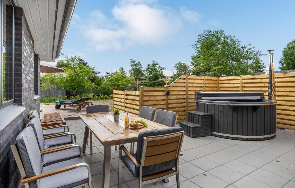 Amazing Home In Juelsminde With Sauna, 5 Bedrooms And Wifi photo 1