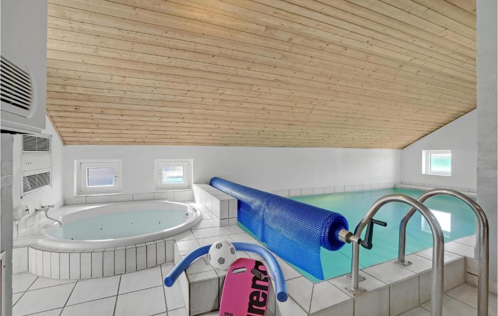 Amazing Home In Vinderup With 4 Bedrooms, Wifi And Indoor Swimming Pool photo 4