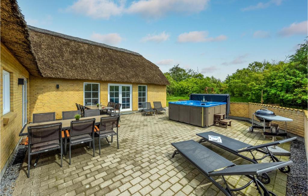 Nice Home In Skjern With 6 Bedrooms, Sauna And Private Swimming Pool photo 2