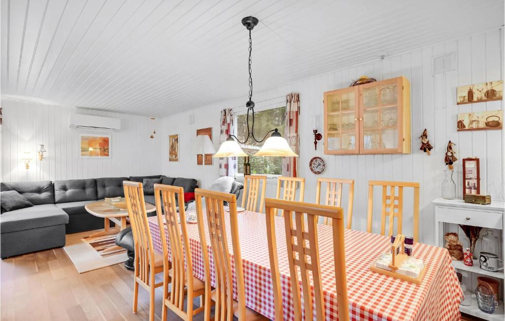 Amazing Home In Ansager With 2 Bedrooms And Wifi photo 3