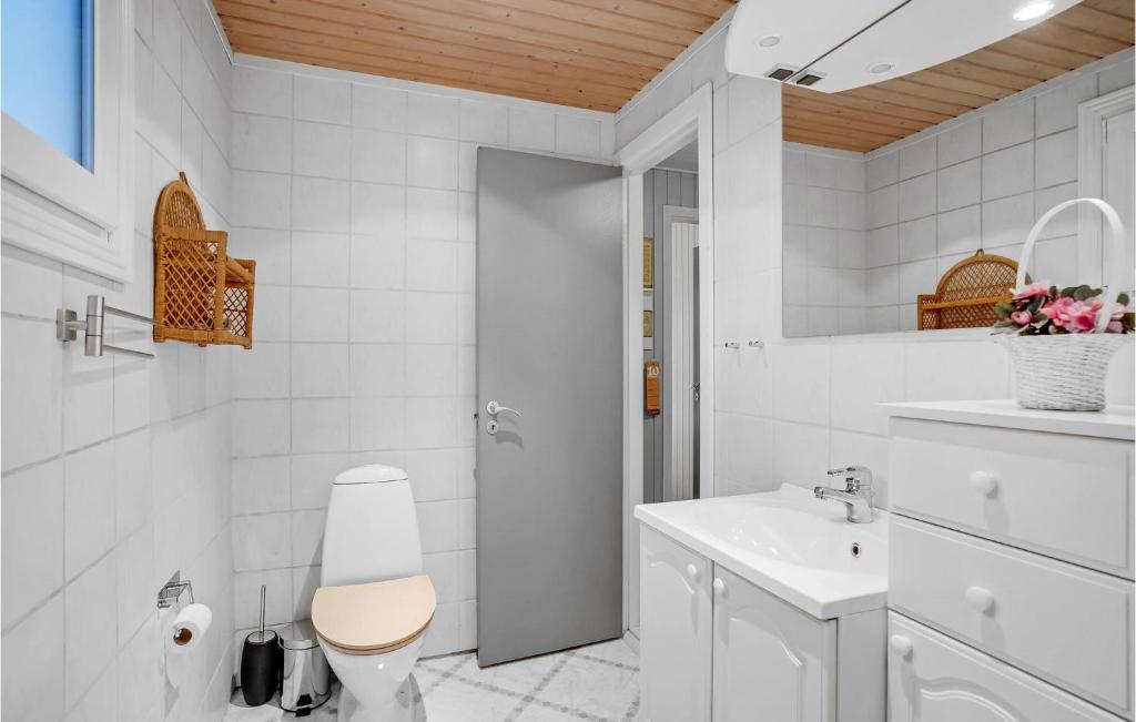 Amazing Home In Ansager With 2 Bedrooms And Wifi photo 4