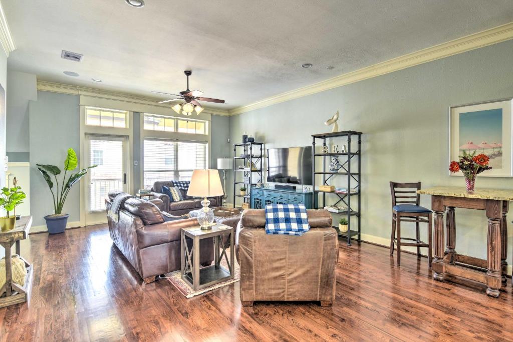 Corpus Christi Townhome Less Than half Mi to Beach!
