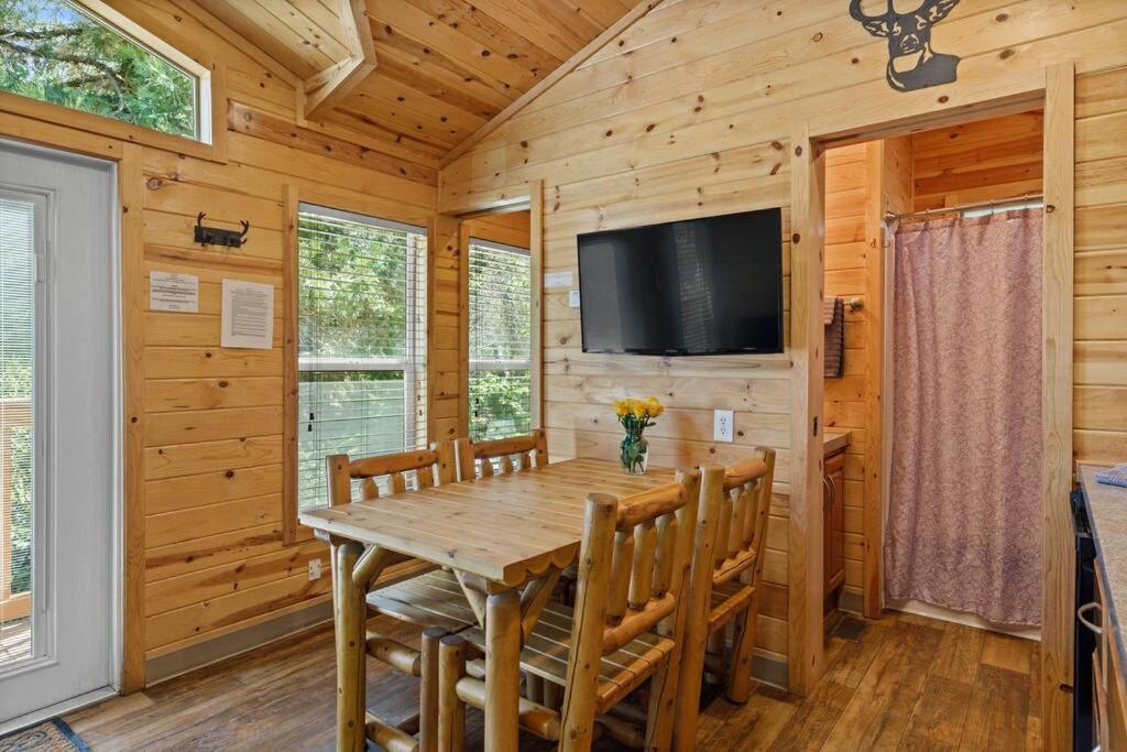Quiet little pet friendly cabin photo 3