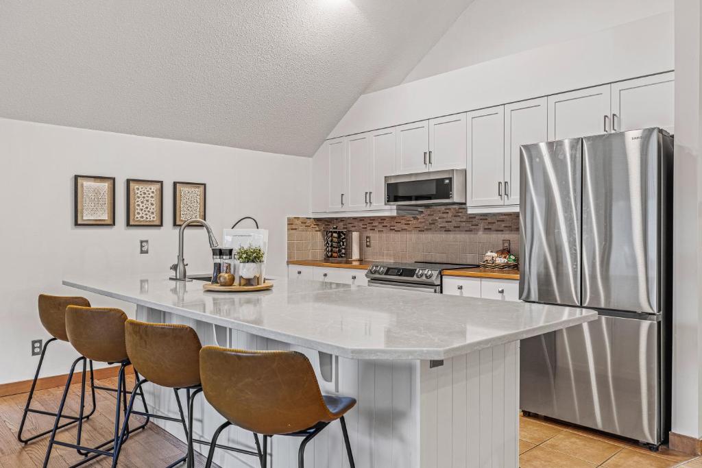 NEW! UPDATED Attractive Downtown Condo! Sleeps 10, Hot Tub, Mountain View photo 1