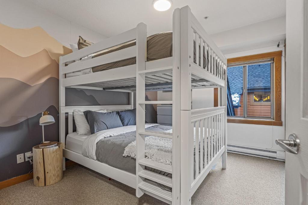 NEW! UPDATED Attractive Downtown Condo! Sleeps 10, Hot Tub, Mountain View photo 4